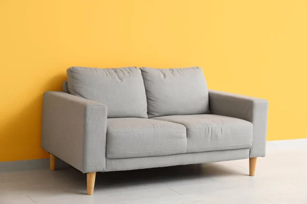 Gemütliches Graues Sofa Nahe Orangefarbener Wand — Stockfoto