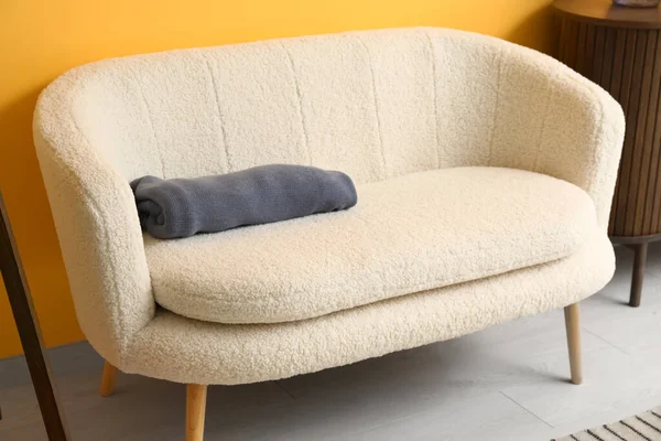 白いソファと毛布とモダンなリビングルームのインテリア — ストック写真