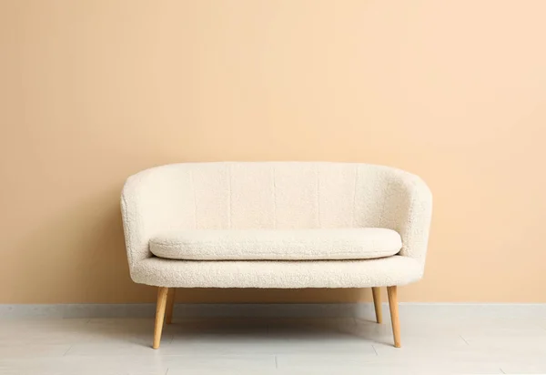 Gemütliches Weißes Sofa Nahe Beiger Wand — Stockfoto