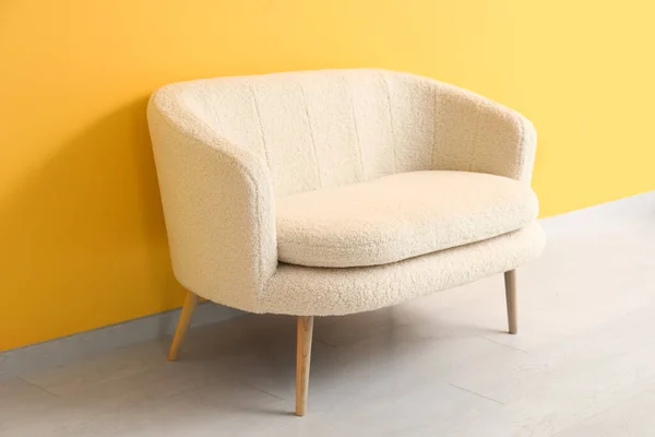 Gemütliches Weißes Sofa Nahe Orangefarbener Wand — Stockfoto