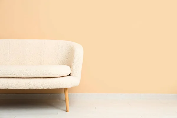 Gemütliches Weißes Sofa Nahe Beiger Wand — Stockfoto