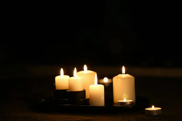 在黑暗的背景下燃点蜡烛 — 图库照片