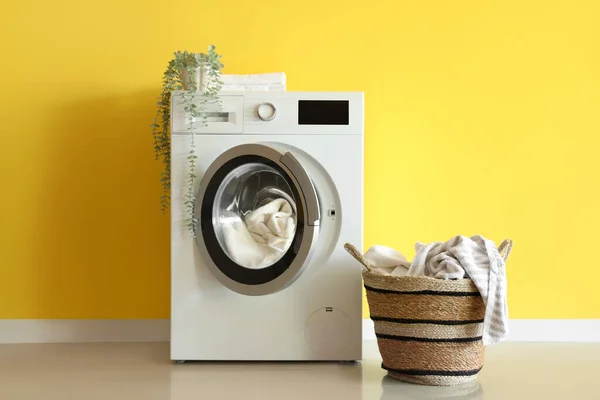 Cesta Vime Com Roupa Suja Máquina Lavar Perto Parede Amarela — Fotografia de Stock