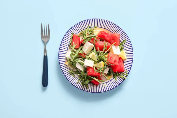 Plaat Van Smakelijke Watermeloen Salade Lichtblauwe Achtergrond — Stockfoto