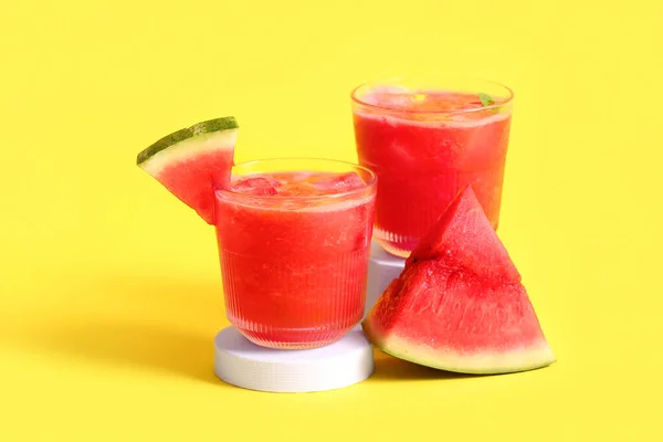 Gläser Leckere Wassermelone Frisch Auf Gelbem Hintergrund — Stockfoto