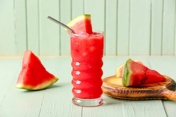 Glas Leckere Wassermelone Frisch Auf Grünem Holzhintergrund — Stockfoto