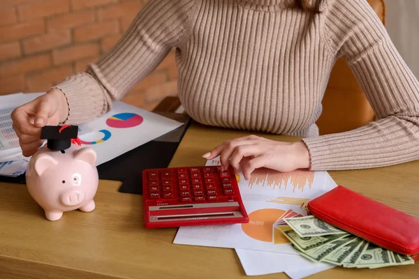 Vrouwelijke Student Zit Aan Tafel Berekent Haar Financiën Begrip Studentenlening — Stockfoto