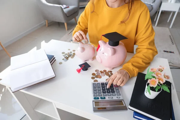 Estudante Sexo Feminino Calculando Finanças Mesa Com Porquinhos Conceito Empréstimo — Fotografia de Stock