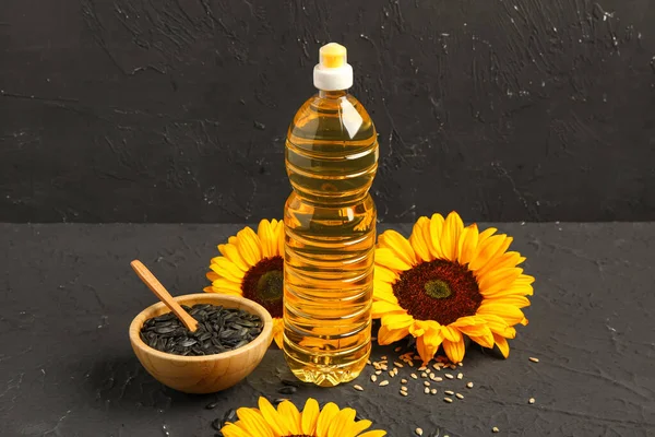 Bunga Matahari Biji Dan Botol Minyak Latar Belakang Hitam — Stok Foto