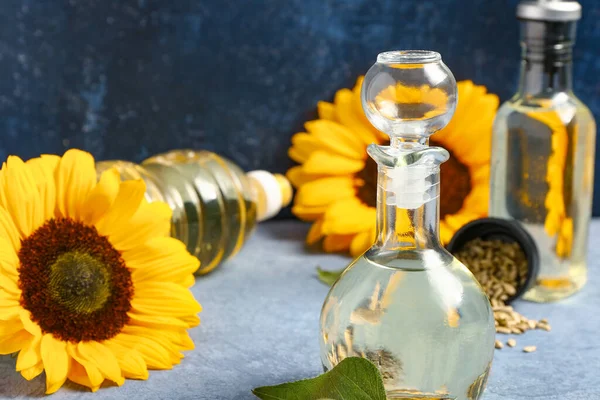Karaffe Mit Sonnenblumenöl Auf Blauem Hintergrund — Stockfoto