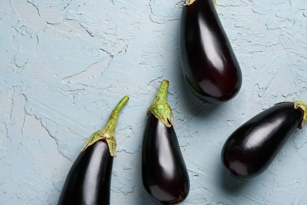 Mavi arka planda taze patlıcanlar