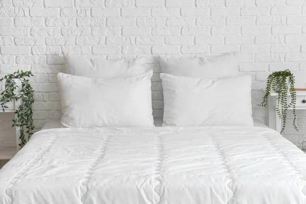 舒适的床 有白色的毯子和枕头在轻便卧室的内部 — 图库照片