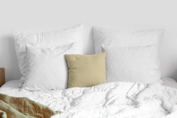 Yumuşak Yastıklar Beyaz Battaniye Yatakta Yakın Çekim — Stok fotoğraf
