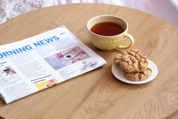Bir Fincan Çay Kurabiye Gazete Ile Ahşap Sehpa Yakın Plan — Stok fotoğraf