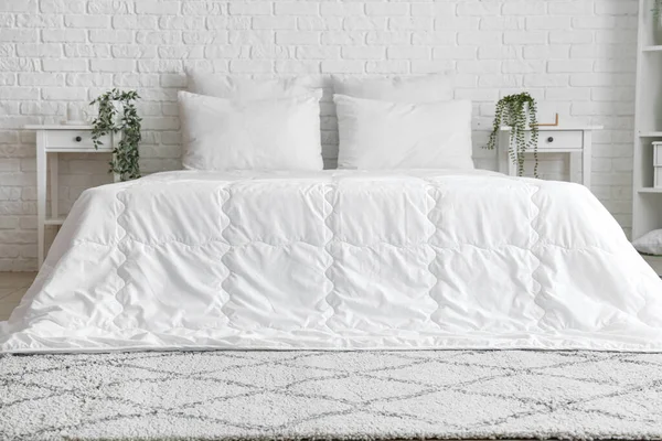 Cama Acolhedora Com Cobertor Branco Travesseiros Interior Quarto Leve — Fotografia de Stock