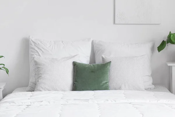 Уютная Кровать Белым Одеялом Подушками Светлой Спальне — стоковое фото