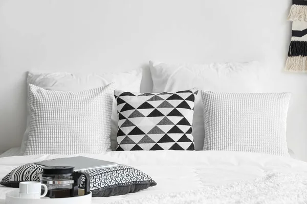 Άνετο Κρεβάτι Λευκή Κουβέρτα Μαξιλάρια Σύγχρονο Φορητό Υπολογιστή Και Καφέ — Φωτογραφία Αρχείου