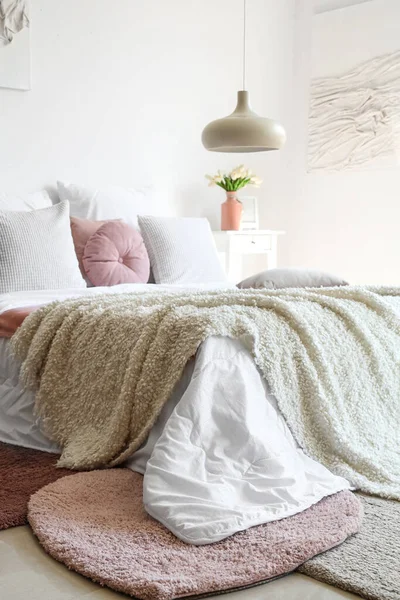 Уютная Кровать Белым Одеялом Подушками Интерьере Светлой Спальни — стоковое фото