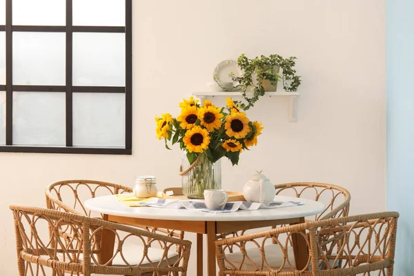 ダイニングテーブルの上に美しいひまわりと花瓶 — ストック写真