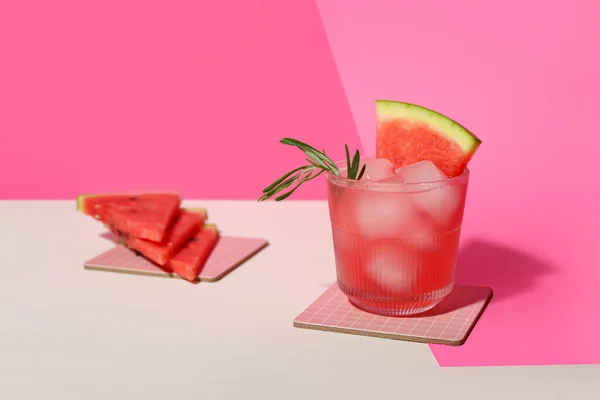 Glas Välsmakande Vattenmelon Cocktail Färg Bakgrund — Stockfoto