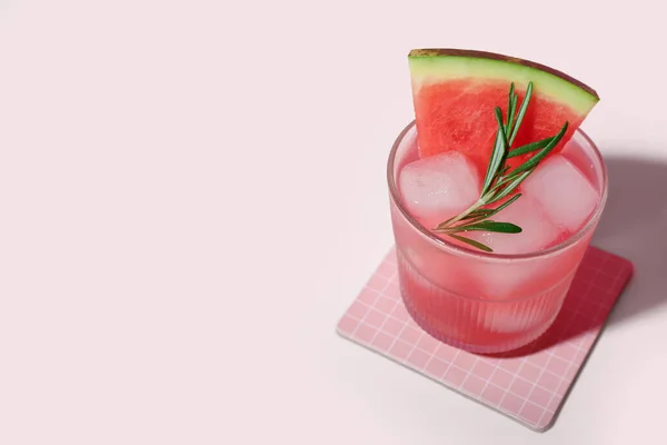 Verre Délicieux Cocktail Pastèque Sur Fond Rose Pâle — Photo