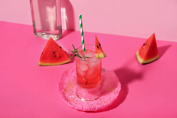 Glas Välsmakande Vattenmelon Cocktail Med Mini Uppblåsbar Ring Rosa Bord — Stockfoto