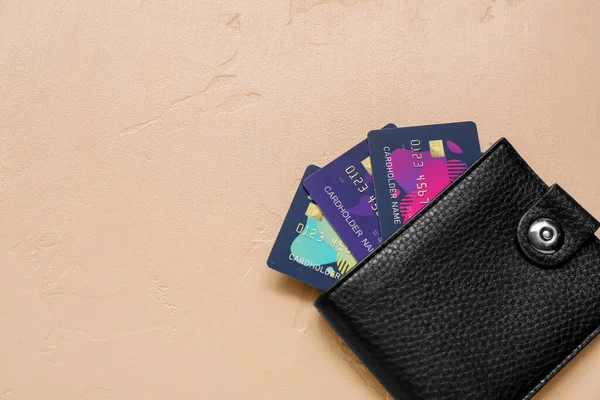 Кожаный Бумажник Кредитками Коричневом Фоне — стоковое фото