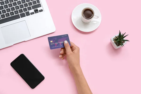 Kobieta Kartą Kredytową Filiżanką Kawy Telefonem Komórkowym Różowym Tle — Zdjęcie stockowe