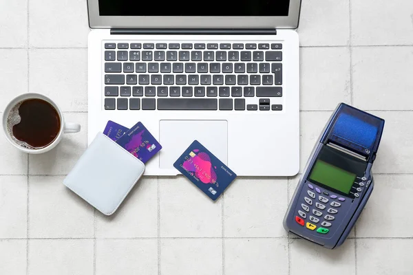 带有钱包 信用卡 咖啡和白色瓷砖背景支付终端的笔记本电脑 — 图库照片