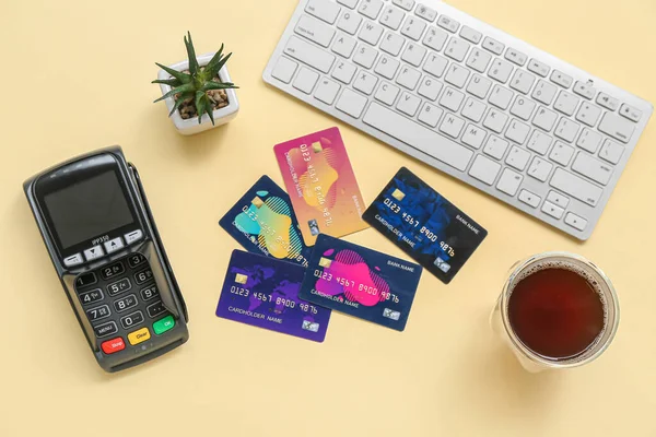 带有支付终端的键盘 一杯咖啡和淡黄色背景的信用卡 — 图库照片