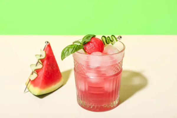 Glas Leckerer Wassermelonen Cocktail Auf Weißem Tisch Neben Grüner Wand — Stockfoto