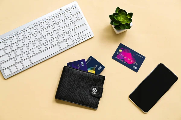 Teclado Com Carteira Cartões Crédito Telefone Celular Fundo Bege — Fotografia de Stock
