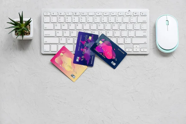 Keyboard Different Credit Cards Computer Mouse Grunge Grey Background — Stock Photo, Image