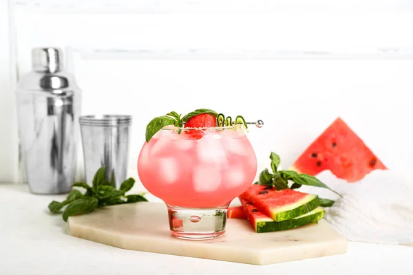 Bord Met Glas Lekkere Watermeloen Cocktail Shakers Munt Witte Tafel — Stockfoto
