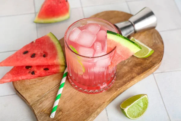 Bord Met Glas Lekkere Watermeloen Cocktail Jigger Limoen Witte Tegel — Stockfoto