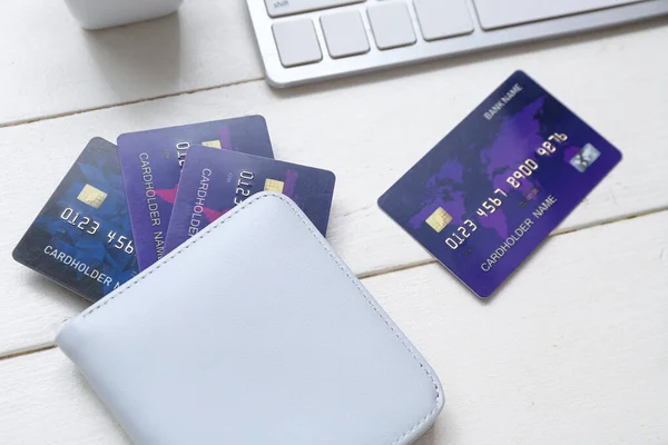 Teclado Com Carteira Cartões Crédito Sobre Fundo Branco Madeira — Fotografia de Stock