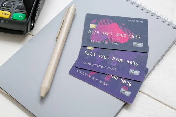 Terminal Pagamento Com Notebook Cartões Crédito Fundo Madeira Branca — Fotografia de Stock