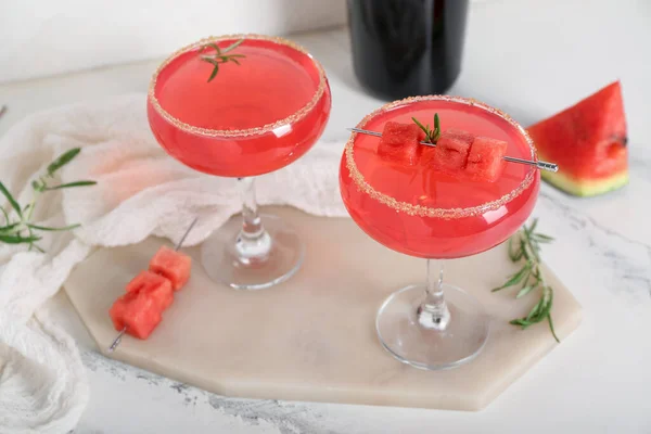 Bord Mit Gläsern Leckerem Wassermelonen Cocktail Und Champagnerflasche Auf Weißem — Stockfoto