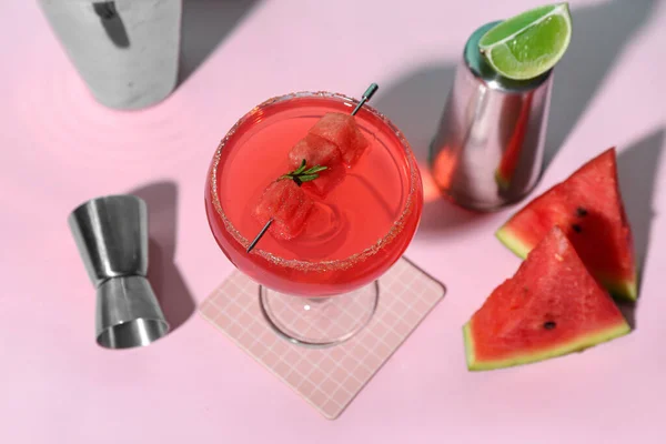 Glas Lekkere Watermeloen Cocktail Met Shakers Jigger Roze Achtergrond — Stockfoto