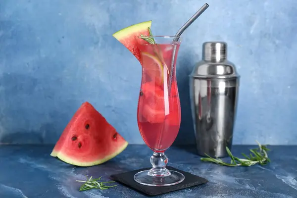 Glas Leckerer Wassermelonen Cocktail Und Shaker Auf Blauem Grunge Hintergrund — Stockfoto