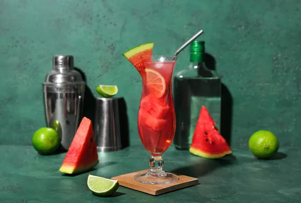 Ein Glas Leckerer Wassermelonen Cocktail Mit Shakern Und Limette Auf — Stockfoto
