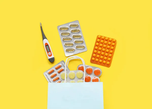 Bevásárlótáska Különböző Gyógyszerekkel Sárga Alapon — Stock Fotó