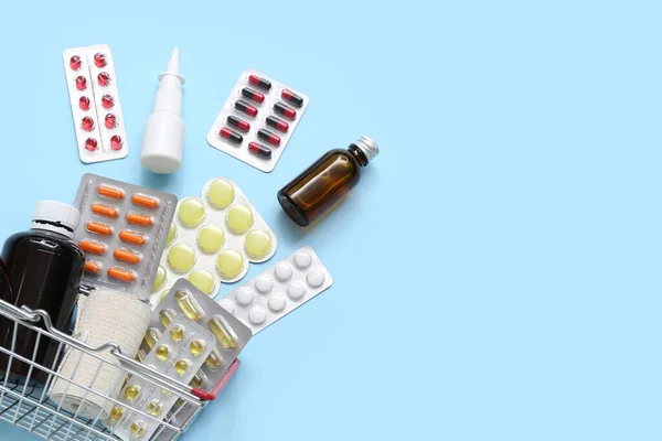 Mini Warenkorb Mit Verschiedenen Medikamenten Auf Blauem Hintergrund — Stockfoto