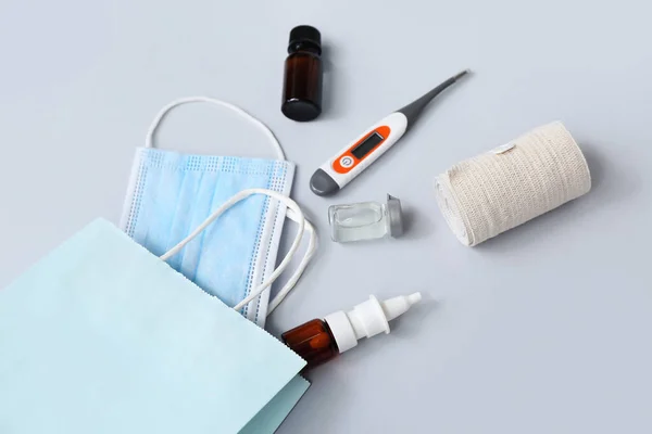 Einkaufstasche Mit Medizinischer Maske Elastischem Verband Und Thermometer Auf Grauem — Stockfoto