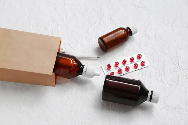 Beyaz Desenli Arka Planda Farklı Ilaçlar Içeren Alışveriş Torbası — Stok fotoğraf