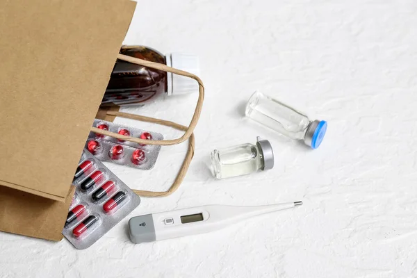 Einkaufstasche Mit Verschiedenen Medikamenten Auf Weißem Hintergrund — Stockfoto