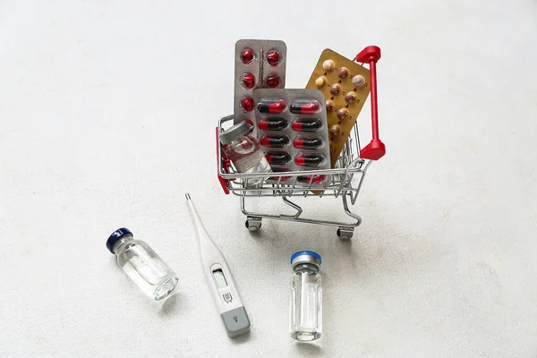 Mini Bevásárlókosár Különböző Tabletták Fehér Háttér — Stock Fotó