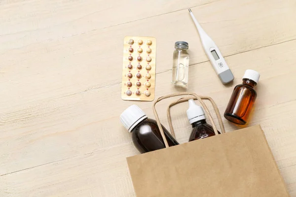 Einkaufstasche Mit Verschiedenen Medikamenten Auf Holzgrund — Stockfoto