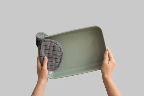 Female Hands Baking Form Mitt Grey Background — Stock Photo, Image