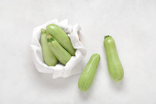 Bowl Fresh Green Zucchini Light Background — Stock Photo, Image